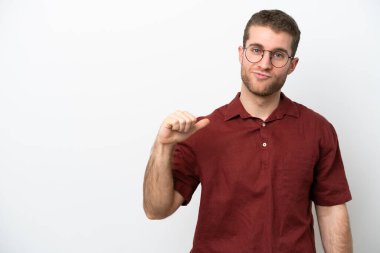 Beyaz arka planda soyutlanmış, gururlu ve kendini beğenmiş beyaz bir adam.