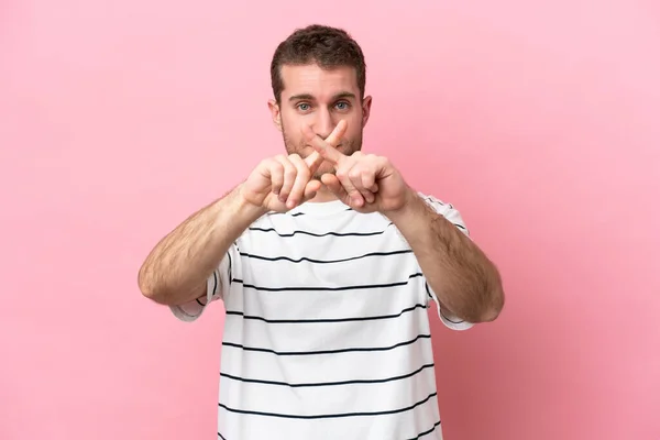 Joven Hombre Caucásico Aislado Sobre Fondo Rosa Haciendo Stop Gesture — Foto de Stock