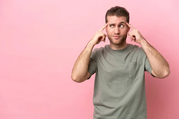 Jonge Blanke Man Geïsoleerd Roze Achtergrond Met Twijfels Denken — Stockfoto