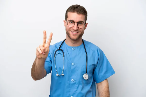 Молодий Хірург Лікар Кавказький Чоловік Ізольований Білому Тлі Посміхаючись Показуючи — стокове фото