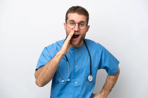 Mladý Chirurg Lékař Běloch Muž Izolovaný Bílém Pozadí Křičí Ústy — Stock fotografie