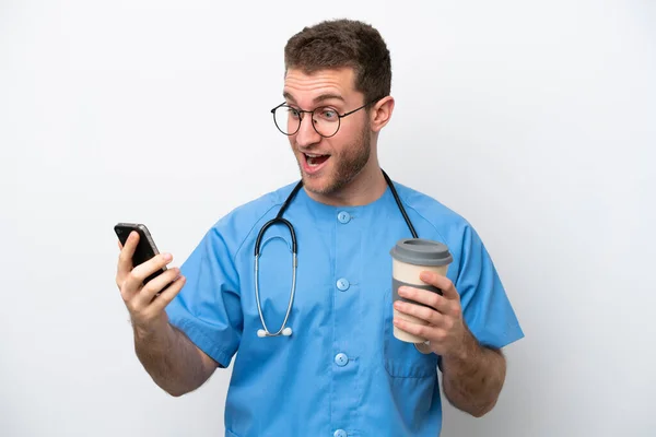 Joven Cirujano Médico Caucásico Aislado Sobre Fondo Blanco Sosteniendo Café —  Fotos de Stock