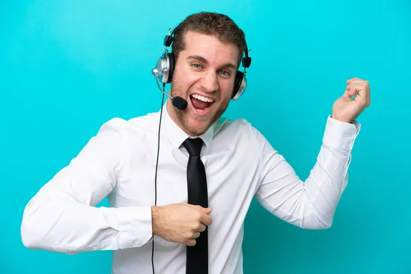 Homem Caucasiano Telemarketer Trabalhando Com Fone Ouvido Isolado Fundo Azul — Fotografia de Stock