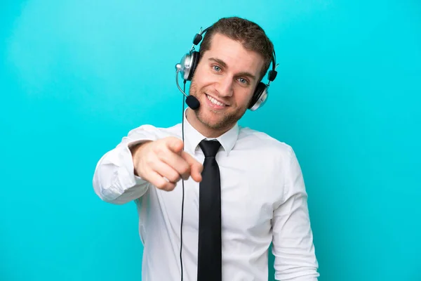 Telemarketer Caucasiano Homem Trabalhando Com Fone Ouvido Isolado Fundo Azul — Fotografia de Stock