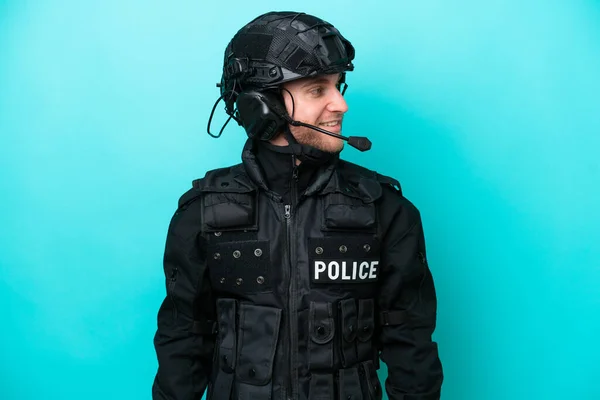 Swat Kacasian Man Isolated Blue Background Looking Side — 图库照片