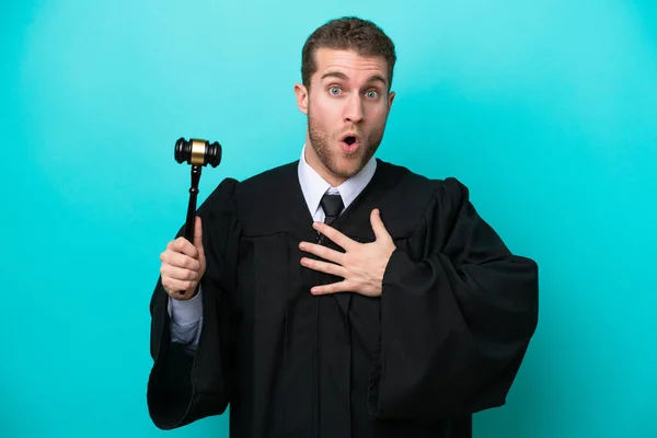 Judge Caucasian Man Isolated Blue Background Surprised Shocked While Looking — Stock Photo, Image