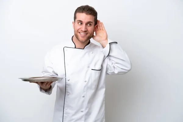 Jeune Chef Caucasien Avec Plateau Isolé Sur Fond Blanc Écoutant — Photo