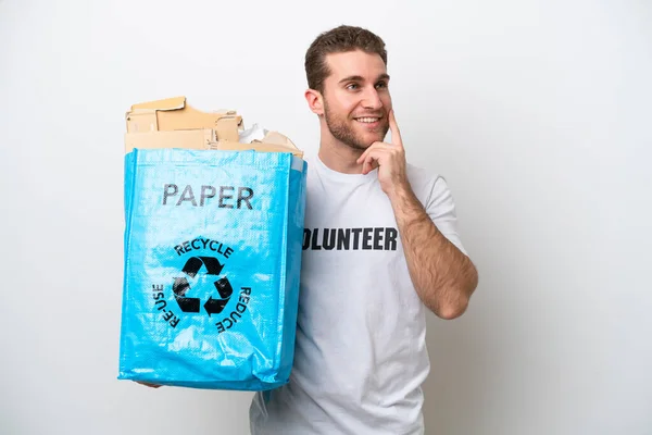 Молодий Білий Чоловік Тримає Мішок Переробки Повний Паперу Щоб Переробляти — стокове фото