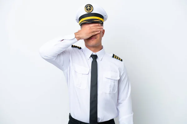 Αεροπλάνο Πιλότος Καυκάσιος Άνθρωπος Απομονώνονται Λευκό Φόντο Καλύπτει Μάτια Χέρια — Φωτογραφία Αρχείου
