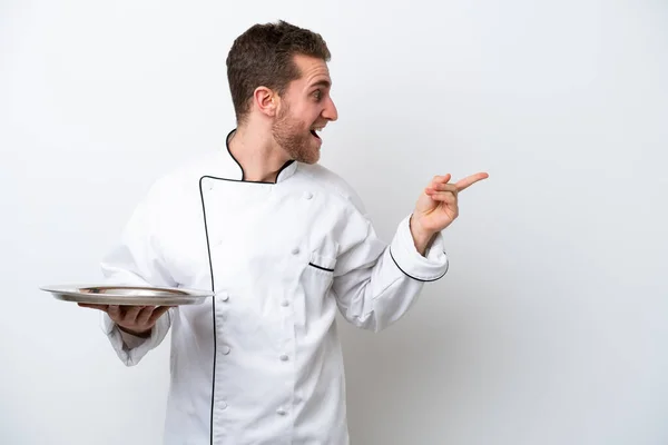 Jeune Chef Caucasien Avec Plateau Isolé Sur Fond Blanc Pointant — Photo