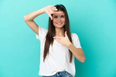 Mavi arka planda izole edilmiş yüzü olan beyaz bir kadın. Çerçeve sembolü