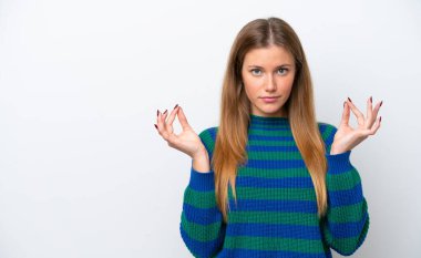 Beyaz arka planda Zen pozisyonunda beyaz tenli genç bir kadın.