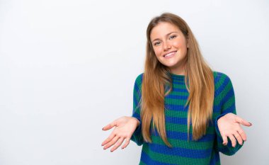 Beyaz arka planda izole edilmiş genç beyaz kadın mutlu ve gülümsüyor.