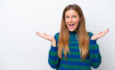 Beyaz arka planda izole edilmiş genç beyaz kadın şok olmuş yüz ifadesi ile
