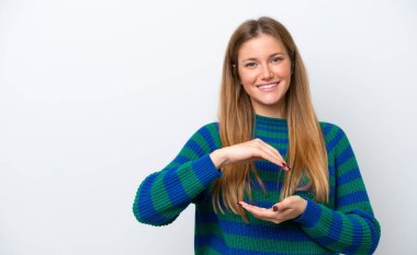 Beyaz arka planda izole edilmiş genç beyaz kadın bir ilan vermek için avucunun içinde hayali bir fotokopi makinesi tutuyor.