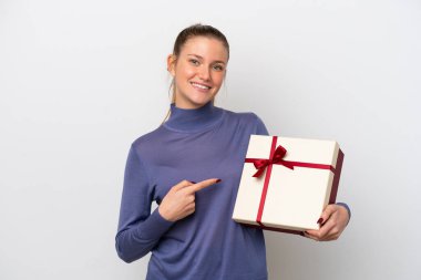 Beyaz arka planda izole edilmiş bir hediye tutan beyaz bir kadın.