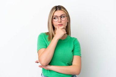 Beyaz arka planda izole edilmiş genç beyaz kadın şüpheleri var.