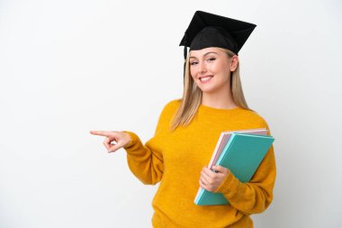 Beyaz arka planda izole edilmiş beyaz tenli genç bir kadın parmak işareti yapıyor.