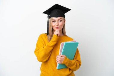 Beyaz arka planda izole edilmiş beyaz tenli genç bir kadın.