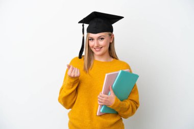 Beyaz arka planda izole genç beyaz kadın para hareketi yapıyor