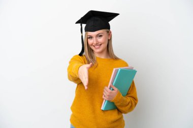 Beyaz arka planda izole edilmiş beyaz tenli genç bir kadın iyi bir anlaşma için el sıkışıyor.