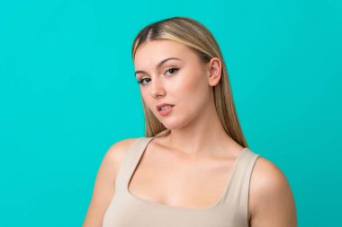 Mavi izole bir arka planda güzel bir genç kadının portresi.