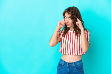 Mavi arka planda soyutlanmış kıvırcık saçlı genç bir kadının şüpheleri ve düşünceleri var.