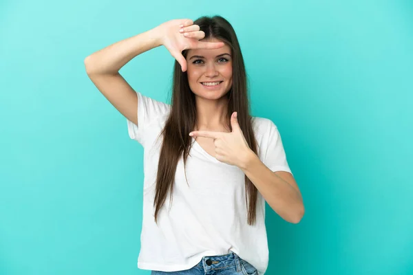 Young Caucasian Woman Isolated Blue Background Focusing Face Framing Symbol — Stock Photo, Image