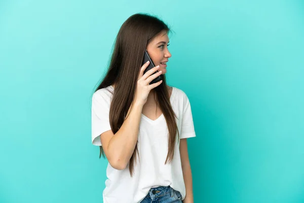 Fiatal Fehér Elszigetelt Kék Háttér Miközben Egy Beszélgetést Mobiltelefon Valakivel — Stock Fotó