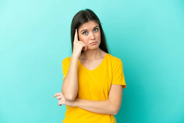 Jovem Mulher Caucasiana Isolado Fundo Azul Pensando Uma Ideia — Fotografia de Stock