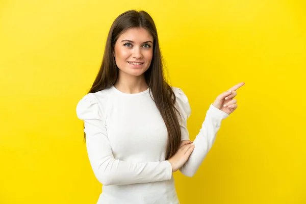 Young Caucasian Woman Isolated Yellow Background Pointing Finger Side — Stock Photo, Image