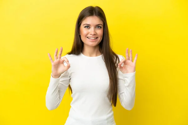 Młoda Kaukaska Kobieta Odizolowana Żółtym Tle Pokazuje Znak Obiema Rękami — Zdjęcie stockowe