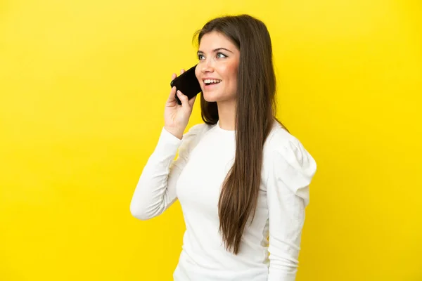 Jeune Femme Caucasienne Isolée Sur Fond Jaune Gardant Une Conversation — Photo