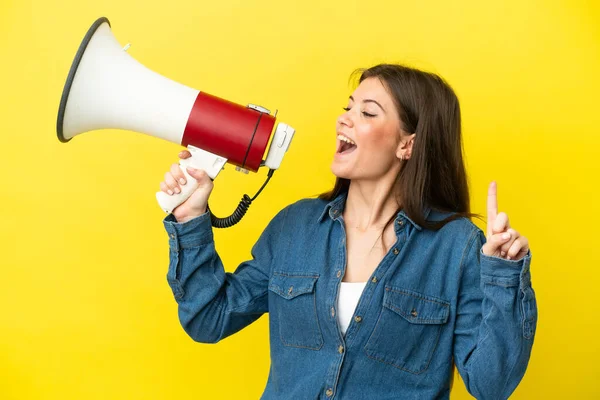 Jonge Blanke Vrouw Geïsoleerd Gele Achtergrond Schreeuwen Door Een Megafoon — Stockfoto