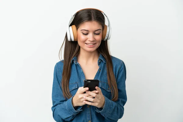 Giovane Donna Caucasica Isolata Sfondo Bianco Ascoltando Musica Guardando Cellulare — Foto Stock