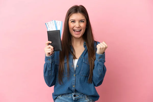 Νεαρή Καυκάσια Γυναίκα Απομονωμένη Ροζ Φόντο Ευτυχισμένη Στις Διακοπές Διαβατήριο — Φωτογραφία Αρχείου