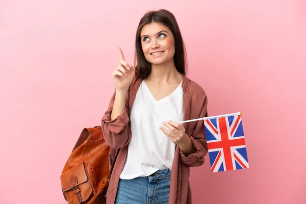 Молодая Белая Женщина Флагом Великобритании Розовом Фоне Указывая Отличную Идею — стоковое фото