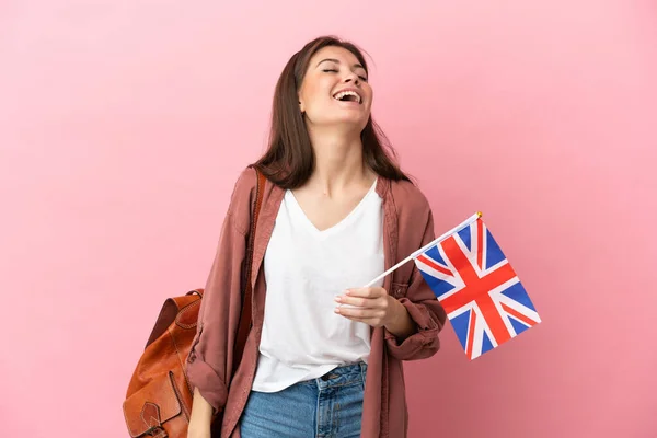 Mladá Běloška Drží Vlajku Spojeného Království Izolované Růžovém Pozadí Smíchem — Stock fotografie