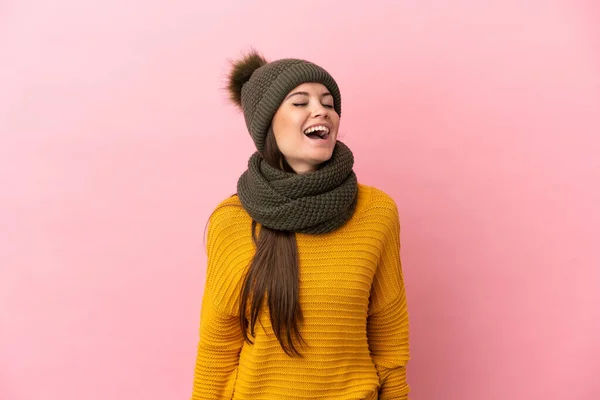 Ung Kaukasiska Flicka Med Vinter Hatt Isolerad Rosa Bakgrund Skrattar — Stockfoto