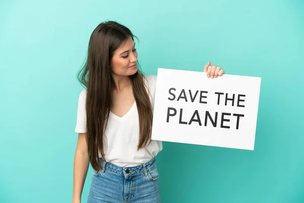年轻的高加索女人 被隔离在蓝色背景下 手持标语牌 上面写着 拯救地球 — 图库照片
