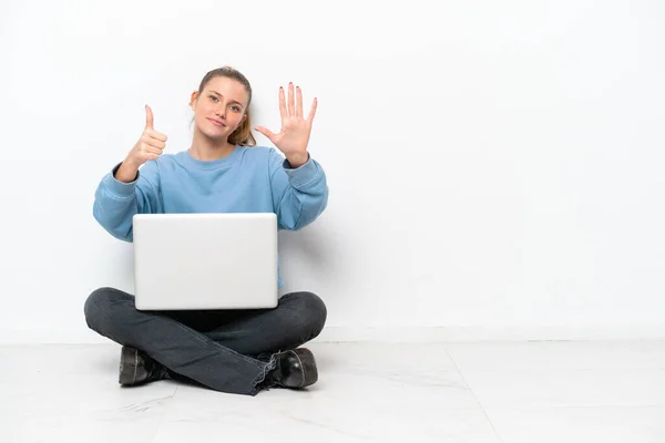 Junge Frau Mit Laptop Sitzt Auf Dem Boden Und Zählt — Stockfoto