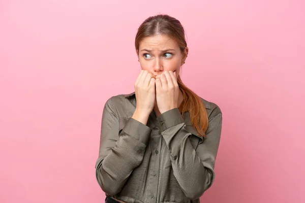 Jonge Kaukasische Vrouw Geïsoleerd Roze Achtergrond Nerveus Bang Het Zetten — Stockfoto