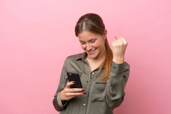 Joven Mujer Caucásica Aislada Sobre Fondo Rosa Con Teléfono Posición —  Fotos de Stock