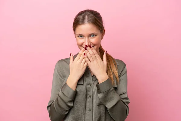 Joven Mujer Caucásica Aislada Sobre Fondo Rosa Feliz Sonriente Cubriendo —  Fotos de Stock