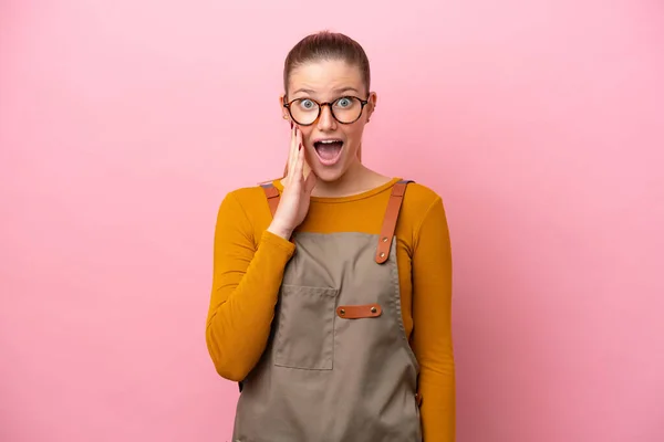 Donna Con Grembiule Isolato Sfondo Rosa Con Sorpresa Espressione Facciale — Foto Stock