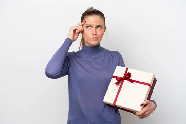 Young Caucasian Woman Holding Gift Isolated White Background Having Doubts — 스톡 사진