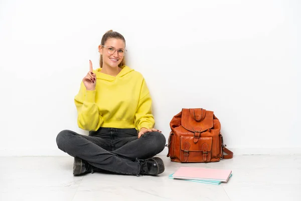 Junge Studentin Kaukasische Frau Sitzt Man Auf Dem Boden Isoliert — Stockfoto