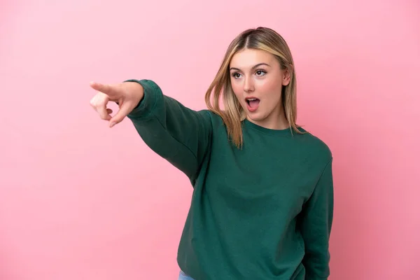 Joven Mujer Caucásica Aislada Sobre Fondo Rosa Apuntando Lejos —  Fotos de Stock