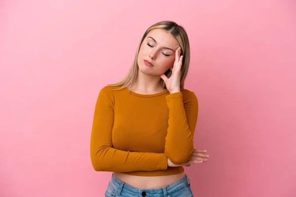 Jovem Caucasiana Isolada Fundo Rosa Com Dor Cabeça — Fotografia de Stock