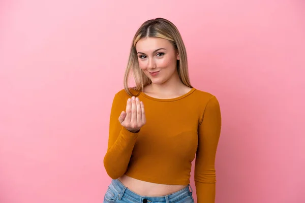 Mujer Joven Caucásica Aislada Sobre Fondo Rosa Invitando Venir Con — Foto de Stock